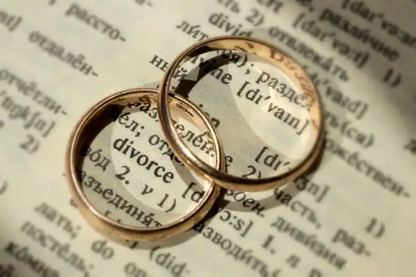 Image of rings removed before divorce mediation Aldershot